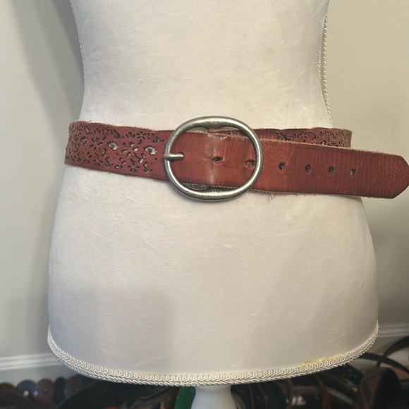 Vtg brown leather rugged stenciled cut out floral design belt with brass buckle - Picture 1 of 6